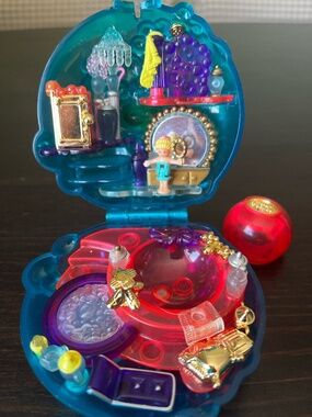 1996 Bubbly Bath Polly Pocket with Doll and Top
